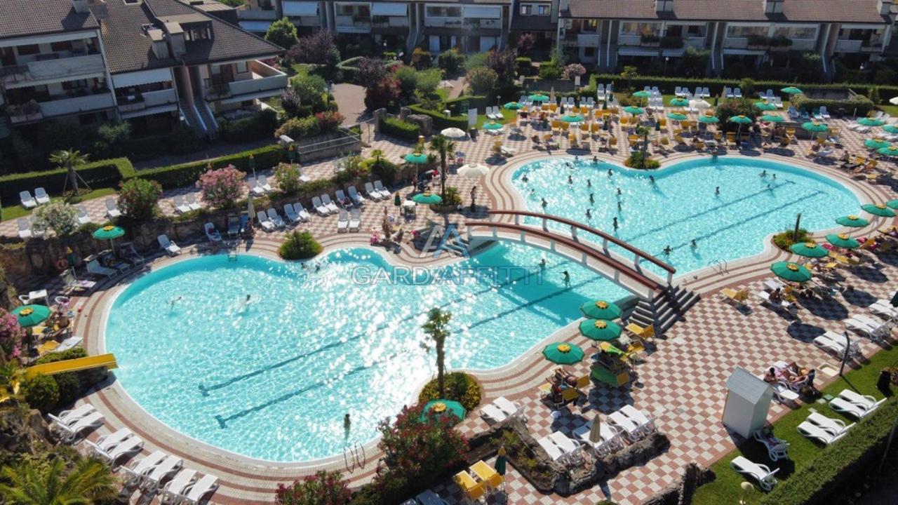 Perla Apartment - 3 Piscine E Un Bar - Desenzano 代森扎诺-德尔加达 外观 照片