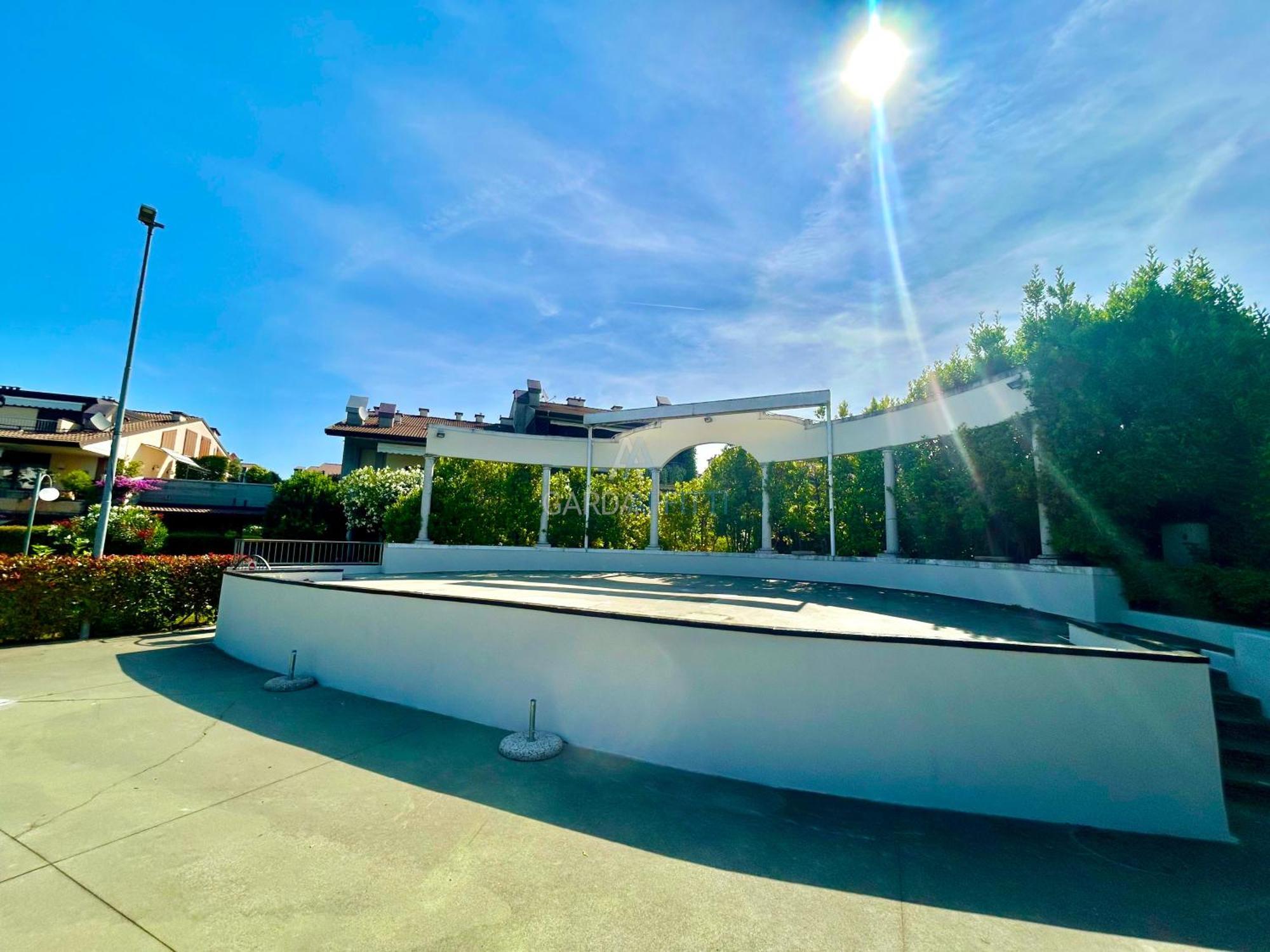 Perla Apartment - 3 Piscine E Un Bar - Desenzano 代森扎诺-德尔加达 外观 照片