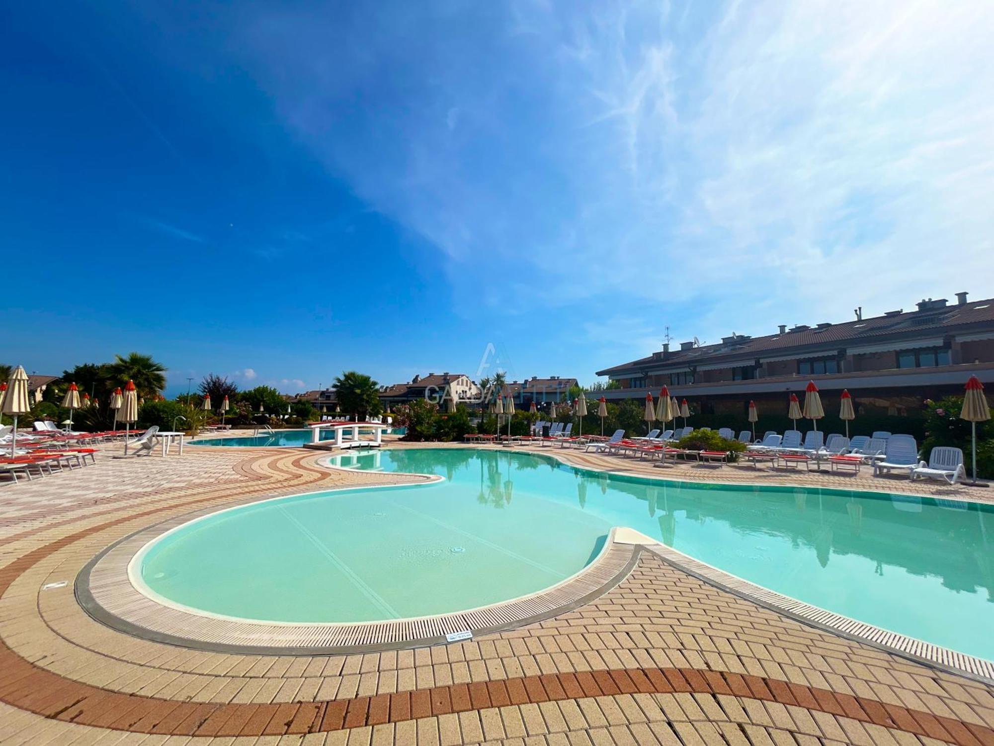 Perla Apartment - 3 Piscine E Un Bar - Desenzano 代森扎诺-德尔加达 外观 照片